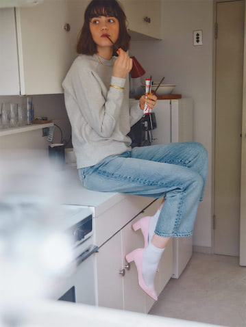 グレースエット 20,900円／RHC（RHC ロンハーマン）　ブルーデニム 15,180円／MOUSSY（バロックジャパンリミテッド）　チェーンネックレス 4,400円／CREDONA　パールネックレス 9,900円／BRIE LEON（ジャック・オブ・オール・トレーズ プレスルーム）　バングル 50,600円／GARNI（ガルニトウキョウ）　ソックス 3,300円／ブルーフォレ（ebure GINZA SIX店）　パンプス 33,000円／ピッピシック（ユナイテッドアローズ 六本木ヒルズ店）