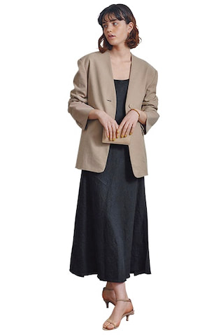 ベージュリネンジャケット 25,300円／TODAYFUL（Life’s 代官山店）　ベージュサンダル 49,500円／ネブローニ（ユナイテッドアローズ 六本木ヒルズ店）　フラットフープピアス 3,850円／CREDONA　バングル 50,600円／GARNI（ガルニトウキョウ）　ネイビーリネンワンピース 18,700円／OUTERSUNSET　アイボリースクエアクラッチバッグ 50,600円／ebure（ebure GINZA SIX店）　小物はベージュでまとめてヌーディに。