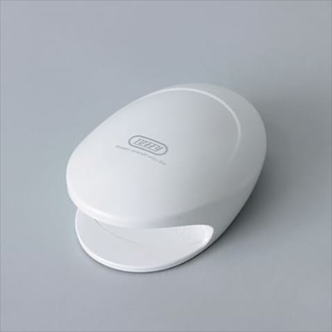 「携帯に便利な軽量のネイル用乾燥機」 Toffy Beauty 2wayネイルドライヤー ホワイト 2,200円／ラドンナ　手と足に使える、送風機能がついたネイルドライヤー。乾電池式でコードレスのため、場所を選ばずにいつでも使えるのも魅力の1つ。LEDライトモードにすればジェルネイルの硬化にも対応。