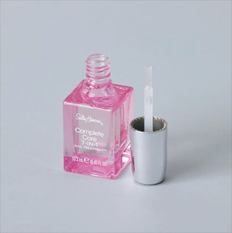 「1本で7役をはたす」 ⚫︎7 in 1 ネイルトリートメント 13.3mL 1,650円／サリーハンセン　ベースコート、トップコート、凹凸を目立たなくする、変色防止、爪の補強、保湿、ツヤの長もちといった7つの機能を1つではたせるオールインワントリートメント。いつでも簡単にサロン帰りのような指先に。