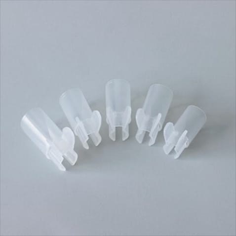 「乾かす時間を有効活用」 ネイルガード（5個入り・片手分） 110円／Can★Do　塗った直後のネイルを守るアイテム。爪をおおうガードがついたクリップのつまみをつかみ、指を挟むだけで装着完了。カバーされていることによって、ネイルを乾かしている間に携帯にふれたり、PCを使ったり、ある程度の作業が可能。