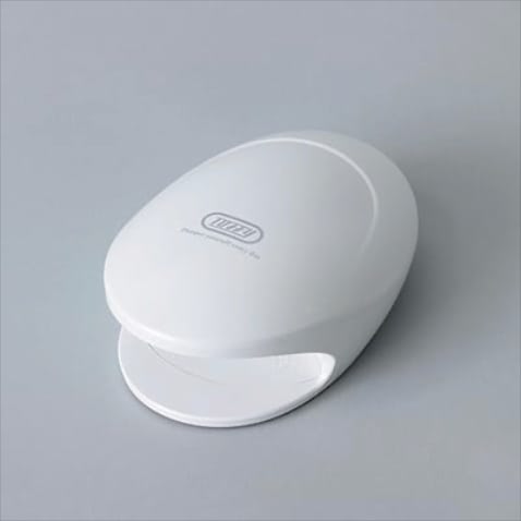 「携帯に便利な軽量のネイル用乾燥機」 ⚫︎Toffy Beauty 2wayネイルドライヤー ホワイト 2,200円／ラドンナ　手と足に使える、送風機能がついたネイルドライヤー。乾電池式でコードレスのため、場所を選ばずにいつでも使えるのも魅力の1つ。LEDライトモードにすればジェルネイルの硬化にも対応。