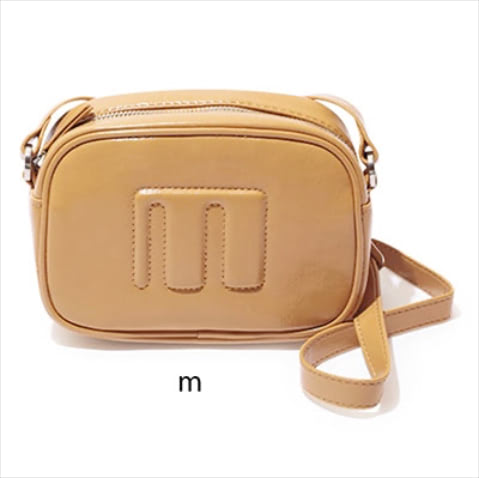 【カジュアル度の高い形はスムースレザーで都会的に】 m.ショルダーバッグ（13.5×18.5×7） 2,990円／MANGO（ロコンド）　ななめがけすると立体感が加わって、装いにメリハリが。