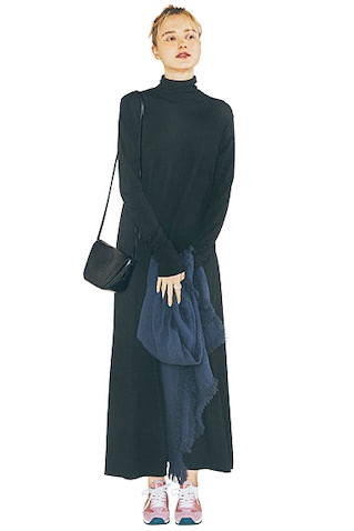 【ワンピ＆スニーカースタイルを レザーとストールで品よく格上げ】ラクなアイテムを手にとる日は、カラーリングでひとひねり。スニーカーのピンクにストールの濃紺、バッグの黒で、洗練と愛らしさが同時にかなう。ストラップの長いレザーバッグを肩がけしたことも、ご近所っぽく見せないための秘策。
