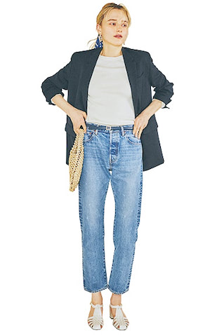 【色数を限定することで自由なテイストミックスが可能に】 ジャケットとニットの配色から着想を得て、ベルトやスカーフ、サンダルもクリーンな白と濃紺で統一。まじめな印象を与えやすい2色だから、スカーフは首ではなく髪に結んだり、くたっとしたナチュラルバッグを添えたり、意表をつくアレンジで力みをセーブ。