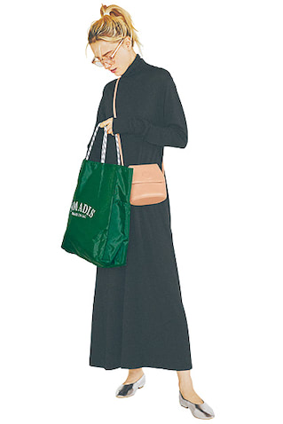 「ワンピ＆スニーカースタイルをレザーとストールで品よく格上げ」ラクなアイテムを手にとる日は、カラーリングでひとひねり。スニーカーのピンクにストールの濃紺、バッグの黒で、洗練と愛らしさが同時にかなう。ストラップの長いレザーバッグを肩がけしたことも、ご近所っぽく見せないための秘策。