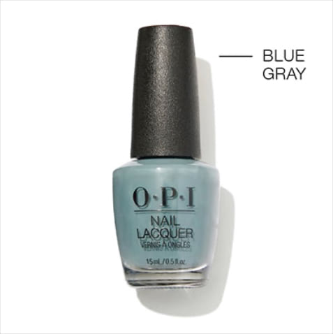 インフィニット シャイン ネイルラッカー NL P33 アルパカ マイ バッグ 15mL 1,650円／OPI（オーピーアイジャパン）　モデル使用色。本企画を担当したヘア＆メイク・扇本尚幸さんが「GISELeのスタイリングに今一番合う色」として常備するネイル。青みがかったグレーがクールなのに強くは見せない、絶妙なバランスが理由。