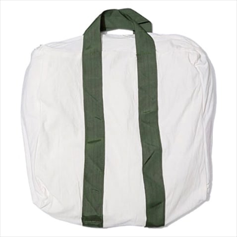 グリーンベルトヴィンテージパラシュートトートバッグ（40×45×160） 3,850円／プエブコ　ユーズドのパラシュートの生地を再利用してつくられたトートバッグ。アウトドアシーンでも活躍する大容量。
