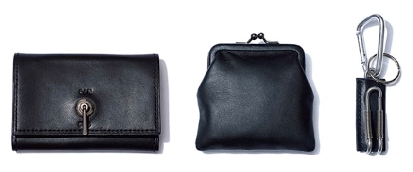 〈右〉キーホルダー 9,900円、〈左〉黒カードケース（7×10.5） 19,800円／ともにED ROBERT JUDSON（ベータ）　メンズライクなレザーグッズ。カードケースの開閉パーツは、電気装置などに見られるトグルスイッチレバー。〈中〉黒キスロックパース（8×9） 11,000円／LENO（グッドスタンディング）　手のひらにおさまるぐらいのミニサイズ。