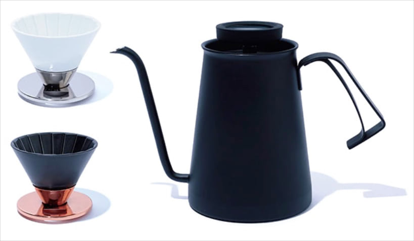 〈右から時計まわりに〉コーヒー ケトル 700mL 16,500円、コーヒー ドリッパー（マットブラック） 5,500円、コーヒードリッパー（グロスホワイト） 4,400円／以上Beasty Coffee by amadana　オブジェのようにミニマルなデザイン。ケトルはIH、直火対応。（IHは一部の機種では使用不可。直火の場合、弱火で使用） フタにはアナログの温度計を搭載。