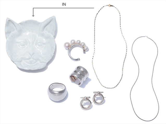 〈右から〉シルバーロングネックレス 45,100円／ハルポ（ロンハーマン）　ゴールドネックレス 13,200円／les bonbon（フーブス）　パールイヤカフ 18,700円、イヤカフ 15,400円、シルバーピアス 24,200円、シルバーリング 12,100円／以上IRIS 47（フーブス）　キャットディッシュ（9） 13,750円／アスティエ・ド・ヴィラット（アスティエ ド ヴィラット伊勢丹新宿店）