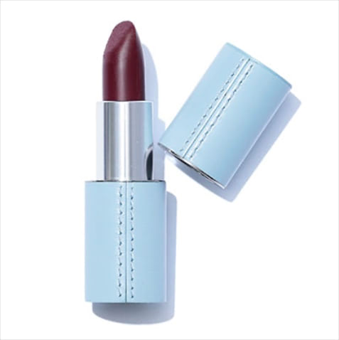 リップケース 9,900円、リップ（リフィル） プラム／マット 4,840円／ともにラ ブーシュ ルージュ（エドストローム オフィス）　赤いリップとペールブルーレザーのパッケージのコントラストだけで気分が上がる。