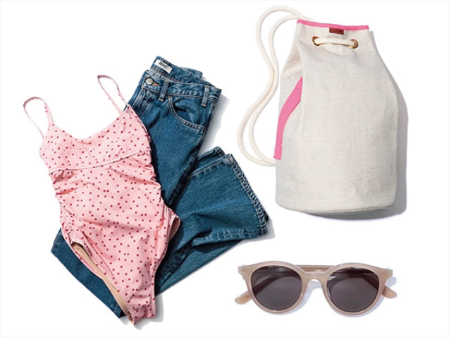 〈右上から時計まわり〉バックパック（44&times;26） 41,800円／L/UNIFORM（L/UNIFORM TOKYO）　ベージュサングラス 20,900円／RHC（RHC ロンハーマン）　ピンクドット柄水着 20,900円／ズールー アンド ゼファー（ジャック・オブ・オール・トレーズ プレスルーム）　デニム 25,300円／RHC（RHC ロンハーマン）　予定や場所にとられることなく、好きなときに好きな服をまとうのがモットー。ビーチバッグやスイムウエアも、デニムと一緒なら街に溶け込む遊びに。