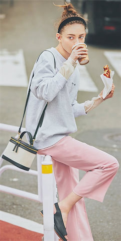 グレースエット 18,700円／アニエス ベー プール アダム エ ロペ（アダム エ ロペ）　シアートップス 11,000円／ロク（ロク 渋谷キャットストリート）　ピンクパンツ 6,050円／Ungrid　バニティバッグ 8,800円／サロン アダム エ ロペ　ベロアカチューシャ 17,600円／アレクサンドル ドゥ パリ（アレクサンドル ドゥ パリ GINZA SIX店）　イヤカフ 15,400円／IRIS 47（フーブス）　シューズ 42,900円／ジェーン スミス（ザ ファクトリー）