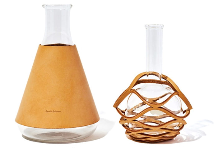 〈右から〉フラワーベース 300mL 8,800円、フラワーベース 1000mL 14,300円／ともにエンダースキーマ　フラスコなどの理化学実験器具のガラス容器に、ベジタブルタンニンレザーをまとったアートのようなフラワーベース。