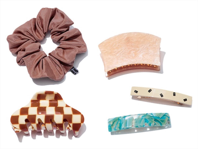 〈右上から時計まわりに〉ピンクラメ入りヘアクリップ 7,700円／バレット スタジオ（RHC ロンハーマン）　ベージュバレッタ 20,900円、ブルークリアバレッタ 16,500円／ともにアレクサンドル ドゥ パリ（アレクサンドル ドゥ パリ GINZA SIX店）　ブラウン&times;アイボリーチェックヘアクリップ 6,600円／バレット スタジオ（RHC ロンハーマン）　ベージュシュシュ 5,500円／ジェニファー オーレット（ロンハーマン）　ざっくりしたおだんごなど、決めすぎないヘアアレンジにこそ