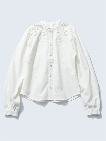 白ブラウス 11,000円／MOUSSY（バロックジャパンリミテッド）　リーフモチーフの柄のようなカットワーク。色あせたデニムとも波長が合う、オフ白のくすんだ色みをチョイス。