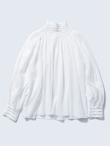 白ギャザーブラウス 26,400円／イエナ（メゾン イエナ）　メッシュのような幅広な編み目を、ネック＆そで口にMIX。ゆるいシフォンブラウスの着ぶくれを防止できる。