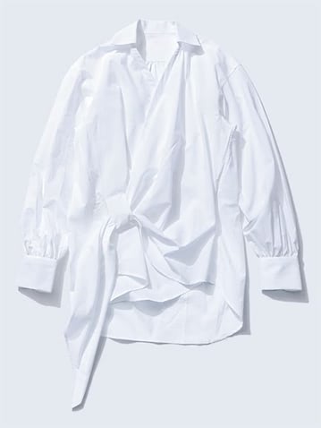 オフ白ブラウス 45,100円／ブリエンヌ（ユナイテッドアローズ 六本木ヒルズ店）　カシュクールデザインで、大きな白シャツの間のびを回避。
