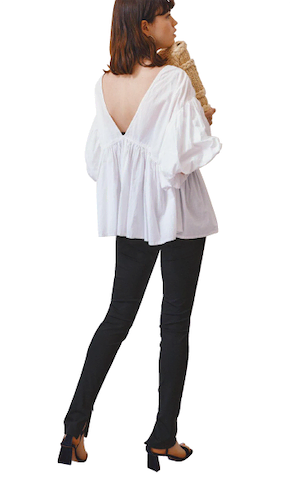 【動きやすく心地いい黒スキニー的パンツ】白ブラウス 11,880円／SeaRoomlynn　黒パンツ 17,600円／LE PHIL（LE PHIL NEWoMan 新宿店）　ピアス 8,800円／アビステ　バッグ 3,999円／H&M（H&M カスタマーサービス）　黒サンダル 31,900円／ダブルスタンダードクロージング（フィルム）　インナー／スタイリスト私物　■地厚な生地で肉感をも補正。脚の形が浮き彫りにならないジャージーパンツ。厚みをもたせた生地で、ラインが目立たず、お尻が隠れなく