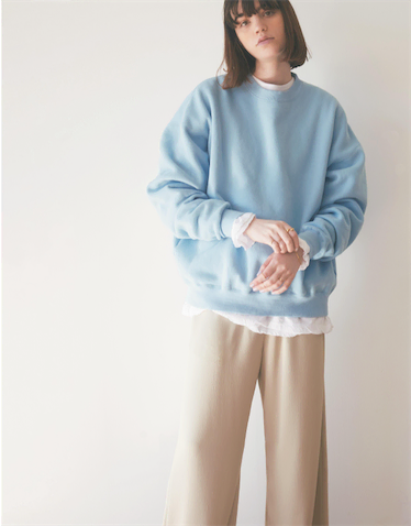 ブルースエット 9,790円／SeaRoomlynn　中に着たTシャツ 26,400円／ATON（ATON AOYAMA）　ベージュパンツ 20,900円／ル フィル（LE PHIL NEWoMan 新宿店）　〈右手人さし指〉ゴールドリング 8,800円、（左手）4点セットリング 13,200円／ともにuncrave STANDARD（uncrave）　〈右手薬指〉2連リング 44,000円、〈右手小指〉ゴールドリング 68,200円／ともにe.m.（e.m. PRESS ROOM）