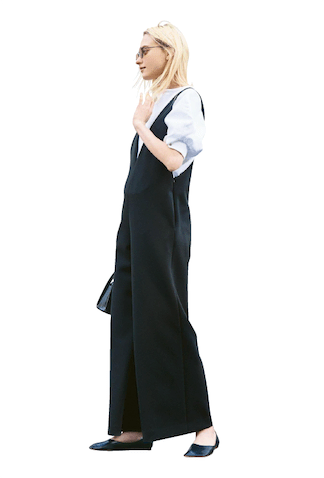 黒オールインワン 35,200円／LE PHIL（LE PHIL NEWoMan 新宿店）　パフスリーブニット 36,960円／コンフォート エンブレイスメント（カレンソロジー新宿）　サングラス 20,900円／A.D.S.R.（４K）　バッグ 23,100円／BRIE LEON（ジャック・オブ・オール・トレーズ プレスルーム）　シューズ 33,000円／PIPPICHIC（ベイジュ）  旬のボリュームそでにも似合う キレイめなV開き。