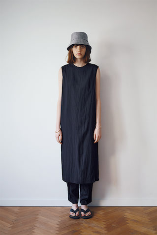 てろっと柔らかいサテン素材でシャープな黒を：●  黒ワンピース 19,910円、黒パンツ 16,940円／ともにuncrave STANDARD（uncrave）　ハット 16,500円／メゾンドリリス（ギミックス）　〈右手〉ゴールドバングル 1,050円／アビステ　〈左手〉シルバーバングル 41,800円／e.m.（e.m. PRESS ROOM）　サンダル 27,500円／rag & bone（rag & bone 表参道店）　■パンツはゴムウエスト＆ドロスト仕様。
