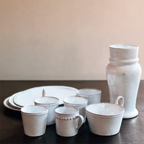 「飲んで、眺めていやされる」 パリ発の陶器ブランド“ASTIER de VILLATTE”のアイテムが好きでなんとなく購入してしまいます。ひとつひとつ微妙に形や色、曲線などが違ってかわいいので、仕事中に少し休憩したいなと思ったときにこれにお茶を入れ、じっくり見ながら気分転換をしています。（塩沢さん）
