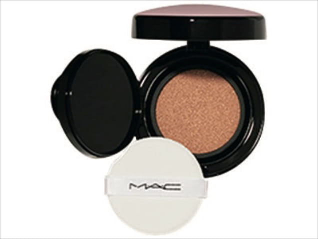【自然なツヤでハイカバー】ライトフルC3 クイックフィニッシュ クッションコンパクト SPF 50 PA++++ エクストラ ライトローズ 6,160円／M・A・C　⚫︎さらっとした質感なのに肌に吸いつくようにピタッと密着。