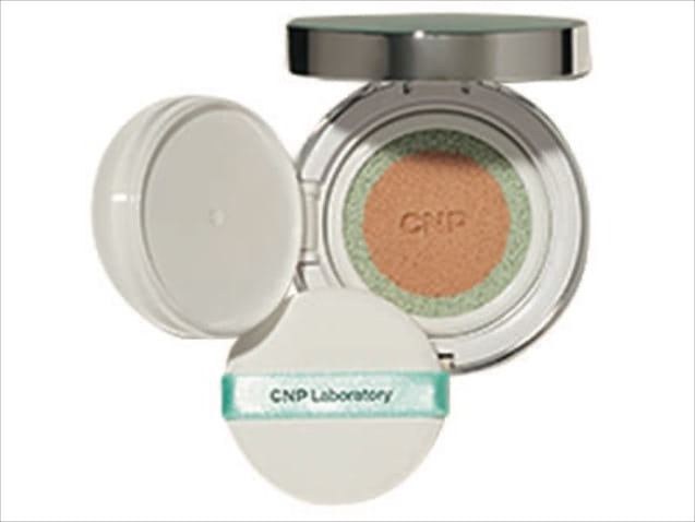 【ニュートラルでクセのない素肌を生かした仕上がり】CNP CICA ブロック クッション #21 ライトベージュ 2,590円／銀座ステファニー化粧品　⚫︎ツボクサ葉エキスなどの保湿成分配合。赤みをカバーするグリーンと色ムラをなくすベージュの２色構成。