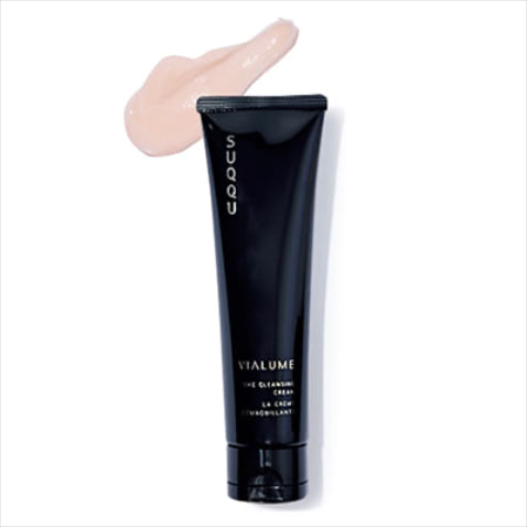 【クレンジングでツヤを仕込む】 ヴィアルム ザ クレンジング クリーム（4月1日発売） 125g 11,000円／SUQQU　クレイ、スクラブ、植物由来のオイル配合で、メイクや汚れを落とすだけでなく、古い角質を除去。加えて水分や脂を奪いすぎないので、しっとりとした洗い上がりをかなえ、光沢感のある素肌に。
