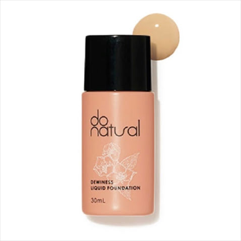 「スキンケア仕立てのうるおい」 ドゥーナチュラル デュイネス リキッド ファンデーション OC20 30mL SPF13・PA++ 2,640円／ジャパン・オーガニック　⚫︎天然由来成分90％以上の肌にやさしいリキッドファンデ。毛穴や色ムラを自然にカバーし、スキンケア直後のようなツヤをもたらす。