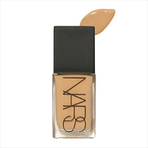 ライトリフレクティング ファンデーション（4月8日発売） 02176 30mL 6,600円／NARS JAPAN　⚫︎肌にあたる光の反射を駆使し、くすみや赤みを目立たなくする。どの角度からも輝く肌へと誘導。