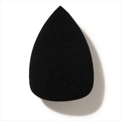 「これでたたき込むように塗布」 &be ブラックスポンジ 770円／Clue　⚫︎「肌当たりがよく、するするとすべりがいいので摩擦が起きづらく使いやすい。スキンケア、下地、ファンデなど一連の流れをすべてこれでやっています。黒いからファンデの汚れが気にならないのも好きなポイントです」（スガさん）