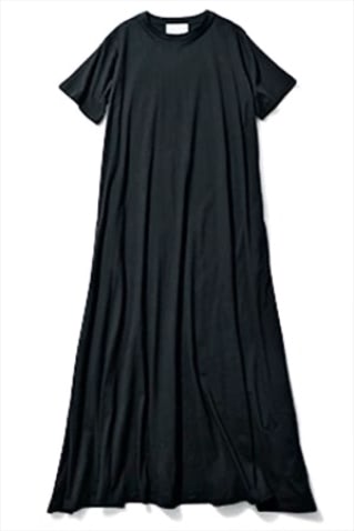 【着回すワンピース】黒ハーフスリーブワンピース 25,300円／デミリー ハーツ ロンハーマン（ロンハーマン）　すそ広がりの形＆長め丈を選べば、半そでのカットソーワンピもシックな雰囲気。