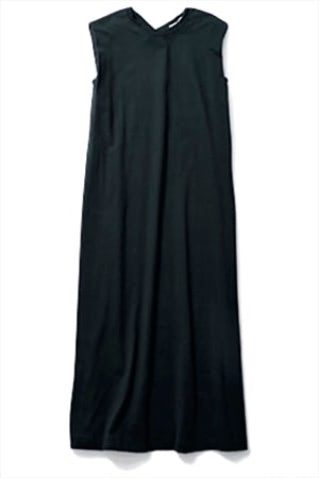 黒ノースリーブワンピース 19,800円／アストラット（アストラット 新宿店）　すとんとした縦長シルエットで甘さひかえめに。肩パッド入りなら、身ごろにキレイな落ち感が。