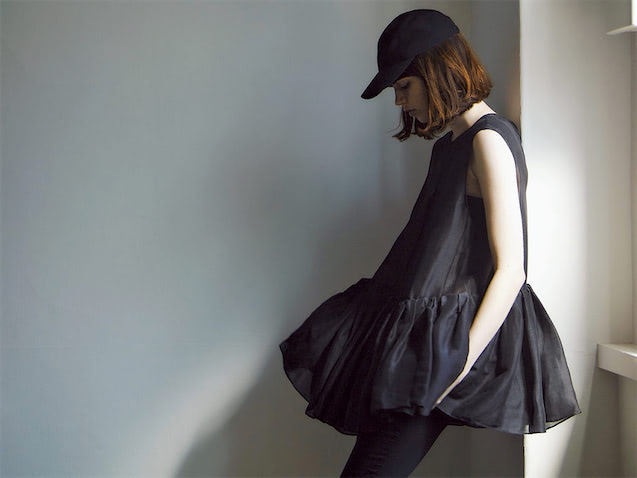 メンズライクもドレッシーも黒を貫いて冷静に ⚫︎黒キャップ 4,400円／SLY（バロックジャパンリミテッド）　黒シアーノースリーブブラウス 68,200円／カオス（カオス表参道）　黒スキニーパンツ 30,800円／マザー（サザビーリーグ）　インナー／スタイリスト私物