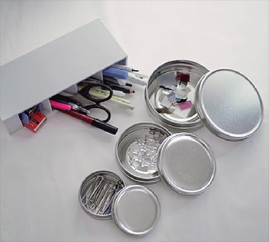 「小さい備品はシルバー缶に」 画びょうやクリップ、生地のサンプルスワッチは“Found MUJI”で購入したサイズ違いのブリキ缶で仕分けています。平たいふたなので重ねて置けるため、幅をとらないのがうれしいポイントです。
