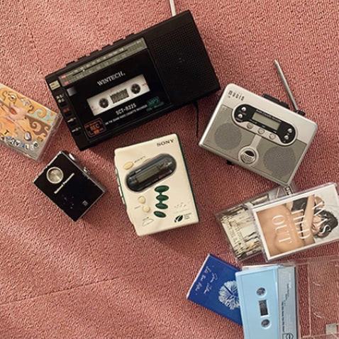 「単調な作業こそアップテンポの曲とともに」 音楽が好きで仕事をしながらよく聴いています。最近はネットからダウンロードして聴くのが主流かと思いますが、私はレトロなカセットテープが好み。いい意味で音質が悪いので、ラジオを聴いている感覚で楽しめるのが魅力。そのため耳障りにならず集中して作業ができます。