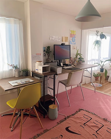 「グリーンをちりばめリラックスできる空間に」 仕事部屋にはいちばん長くいることが多いので居心地のよさを追求しています。フラストレーションがたまったとき、煮つまったときなど、すぐにいやしを感じたい。そのため植物をデスクの上に置いたり、天井からつるしたり、どこを見ても視界に入るように配置しています。