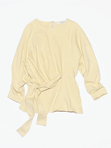 イエローカットソー 30,250円／テラ（アルアバイル）　あいまいなトーンに抑揚もつく、カシュクール風デザイン。横幅のある首まわりのカッティングも顔をすっきり見せてくれる。