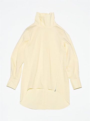 イエローシャツ 23,100円／styling/（styling/ 新宿ルミネ1店）　エクリュに近いやさしいイエロー。ロング丈＆ハイネックでまじめな服とも好相性。