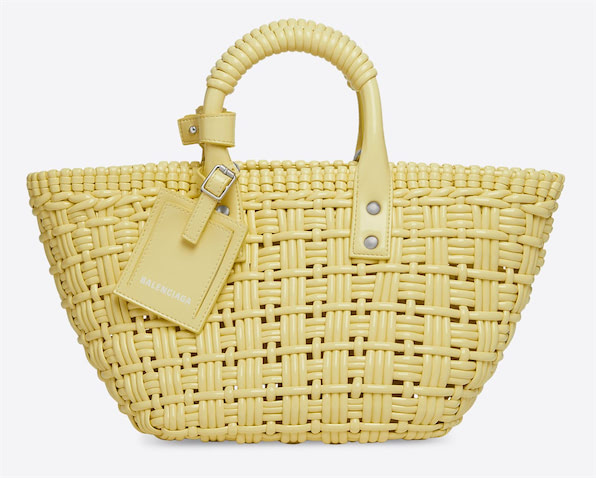 バッグ「BISTRO XS BASKET」（W41×H21×D13 cm）85,800円　春から夏の装いにフィットする、まろやかな発色。ともにフェイクカーフスキンを使用。