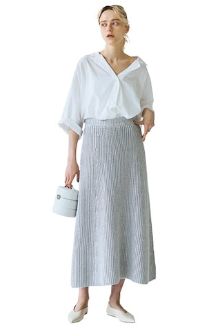 ライトグレーニットスカート 36,300円／ebure（ebure GINZA SIX店）　白シャツ 25,300円／ZULU & ZEPHYR（ジャック・オブ・オール・トレーズ プレスルーム）　リング 15,620円／PAZ COLLECTIVE（ZUTTOHOLIC）　バッグ 162,800円／MAISON LEXIA（メゾンレクシア 淀屋橋店）　シューズ 46,200円／BRENTA（LE PHIL NEWoMan 新宿店）　伸縮性のあるウエストで、細身ながらノンストレス。