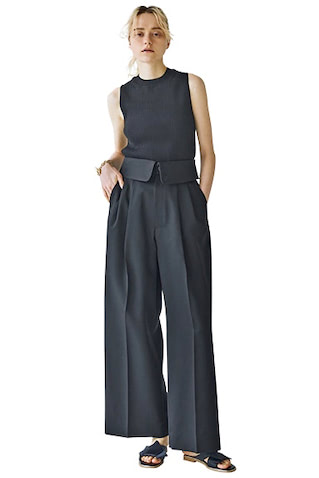 きゃしゃなノースリとともに黒を貫き ワイドながらスタイルアップも確約：  黒ワイドパンツ 38,500円／THE RERACS×Edition（エディション 表参道ヒルズ店）　黒ノースリーブニット 9,900円／uncrave WHITE（uncrave）　ゴールドチェーンブレスレット 22,550円／ローラロンバルディ（ザ ストア バイシー 代官山店）　黒サンダル 7,590円／RANDA　ベルトいらずのウエストデザイン。センタープレスが、幅広な形のメリハリとして作用。