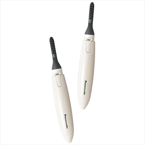 ☑ビューラーではつくれないカール感：まつげくるん EH-SE11 オープン価格（1,670円・編集部調べ）／パナソニック　「カクッと折り曲げたようなカールがいやで自然に仕上がるこのホットビューラーを愛用中」（常岡珠希さん：化粧品会社経営）　「すぐに下がってしまう頑固な下向きまつ毛でも、これで仕上げるとカールの持続力が段違い！」（エリさん：WEBデザイナー）