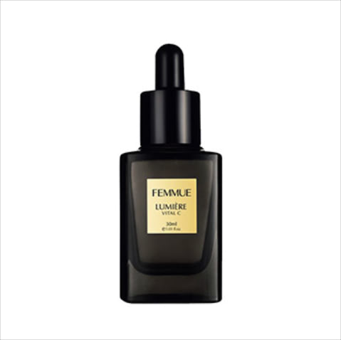 【もっちもちの素肌になる】 ファミュ ルミエール ヴァイタルC 30mL 8,800円／アリエルトレーディング　みずみずしいテクスチャーで、夏も使いやすいブースター美容液。■「美容液が大好きでいくつか使い分けているのですが、今のお気に入りはコレ。肌に浸透させると、キメが整いツヤッとした透明感が。メイク前のスキンケアに使用すると、自然なツヤが出てオススメ」（イハラアオイさん：モデル、クリエーター）