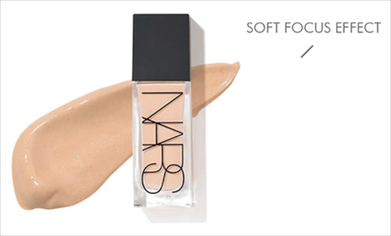 「ソフトフォーカス効果で肌印象が整う」  ティンティッドグローブースター 30mL 2182　4,950円／NARS JAPAN　■自然な輝きで気になる部分を視覚的にカムフラージュ。「ベースにつけると毛穴が目立たなくなって、サラッとした肌が長持ちします。RMKのクリーミィファンデーション EXとまぜて使うのが最近のお気に入りで、大げさにならず、品のいいツヤがほどよくて好きです」（土田さん：ヘアスタイリスト）