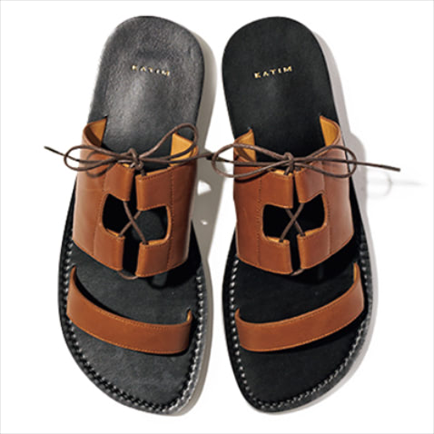 2. CUTTING SANDALS レザーレースアップサンダル（2.5） 40,700円／KATIM　かかとを浮かせず、指もしっかりホールドしてくれる甲のレザー。細いレースアップデザインもさりげないポイントに。が足をしっかりホールド。