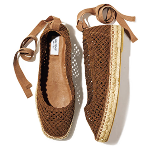10. ESPADRILLE エスパドリーユ（2.5）31,900円／ペリーコ サニー（アマン）　夏の足元といえばのエスパドリーユも、ビターな色みのブラウンなら比較的ボトムを選ばず合わせやすい。